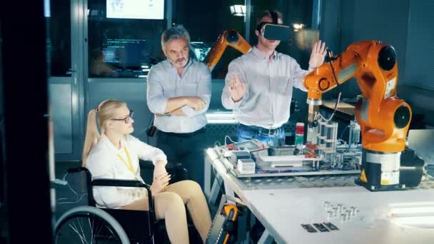 残疾妇女和她的同事正在研究机器人 — 图库视频影像