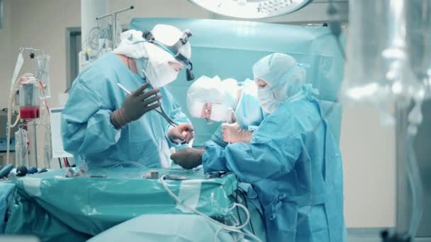 Χειρουργείο Μια Ομάδα Γιατρών Που Κάνουν Εγχείρηση — Αρχείο Βίντεο