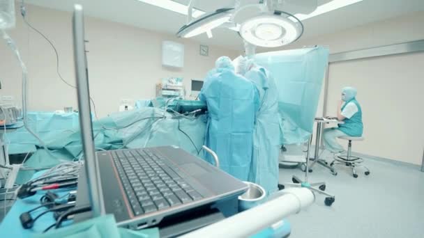 Los Cirujanos Están Realizando Una Operación Recibiendo Asistencia — Vídeo de stock