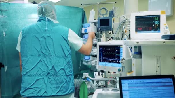 Der Chirurg Reguliert Eine Tasche Die Einem Medizinischen Komplex Befestigt — Stockvideo