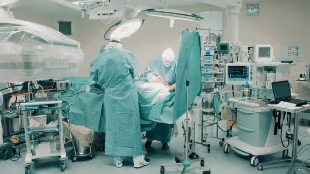 Equipo Médicos Está Realizando Una Cirugía Quirófano — Vídeos de Stock