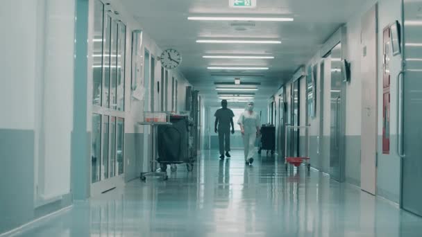 走在走廊上的是身穿军服的外科医生 — 图库视频影像