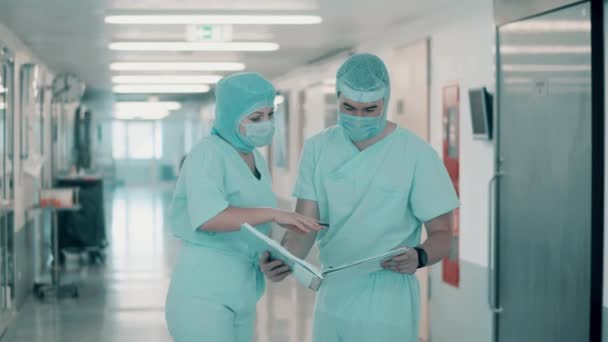 Медичні Співробітники Переглядають Документи Разом Кілометровий — стокове відео