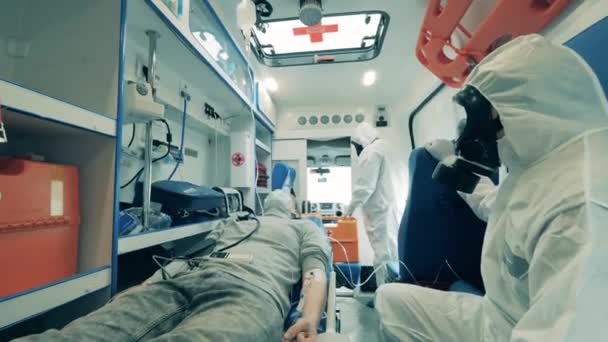 与一名身着危险物品服的男孩和医护人员的救护车 — 图库视频影像
