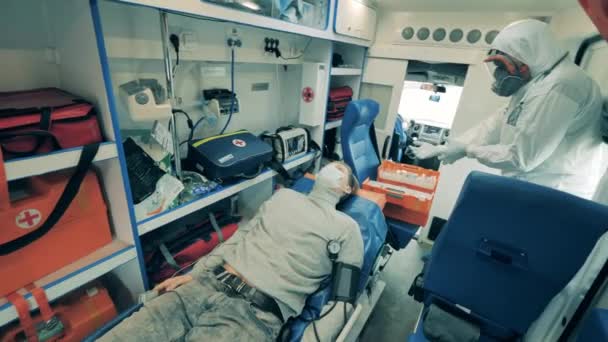 救护车医生在病人检查前正在洗手 — 图库视频影像