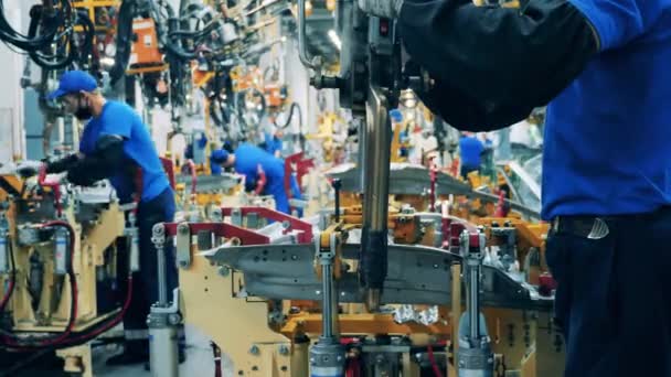 Pekerja Pabrik Mobil Menggunakan Mesin Las Pabrik Produksi Mobil — Stok Video