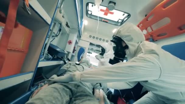 Ambulancier Surveille Garçon Dans Ambulance — Video