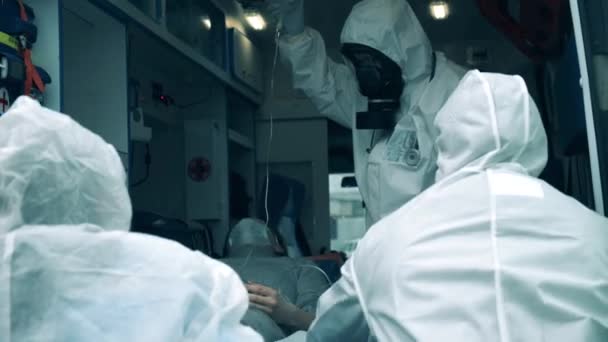 Les Médecins Sortent Garçon Ambulance — Video