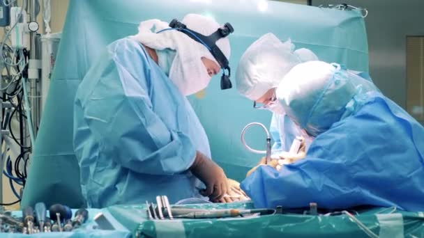 外科医のグループはカーテンの後ろで手術を行っています — ストック動画