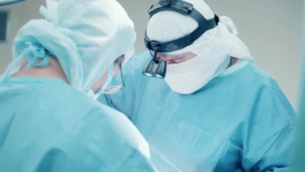 Cirujano Está Usando Faro Mientras Realiza Una Operación — Vídeo de stock