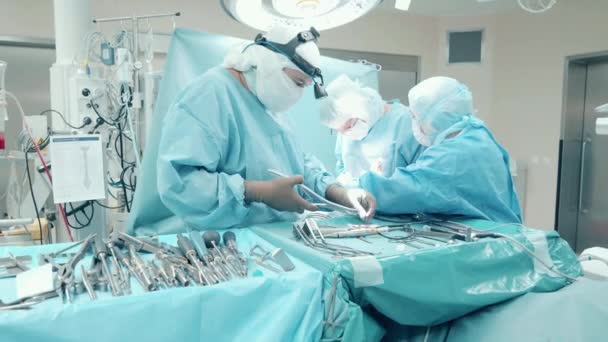 Equipo Cirujanos Está Utilizando Varias Herramientas Médicas Durante Operación — Vídeo de stock