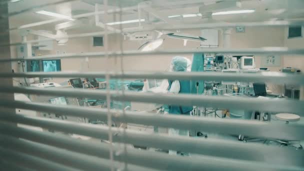 手术室是通过百叶窗拍摄的 — 图库视频影像