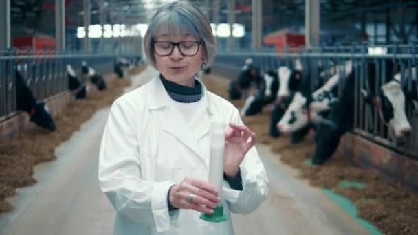 Женщина Эксперт Изучает Образец Коровьего Молока — стоковое видео