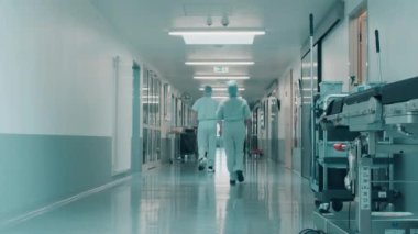 Hastane koridorunda hastane personeli yürüyor. 4K