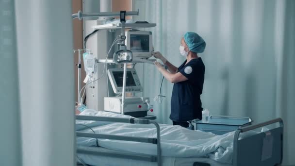 Arzt Verwaltet Medizinische Monitore Einem Patientenzimmer — Stockvideo