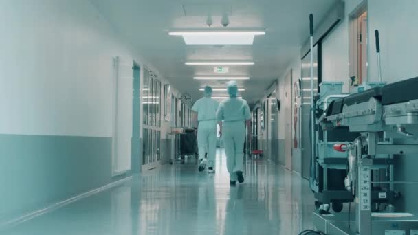 Koridor Rumah Sakit Dengan Staf Medis Berjalan Sepanjang Itu — Stok Video