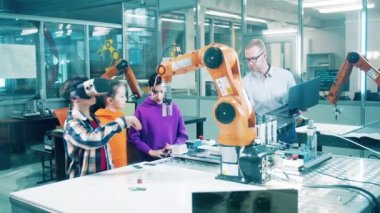 Çocuklar eğitmenleriyle robot kullanmayı öğreniyorlar. 4K