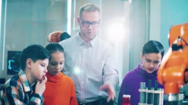 Eğitmen çocuklara robotları tanıtıyor. 4K