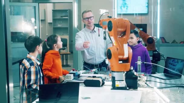 Los Niños Están Estudiando Robots Con Instructor — Vídeos de Stock