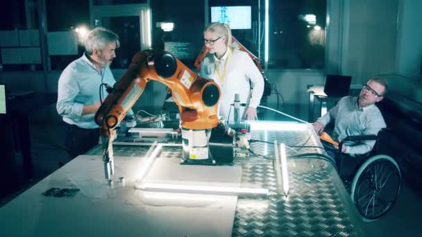 Een Groep Wetenschappers Heeft Het Bionische Mechanismen — Stockvideo
