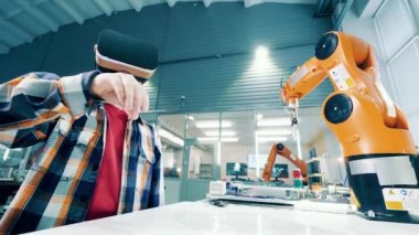Fabrika çalışanları fiberglas üretimini inceliyor. 4K
