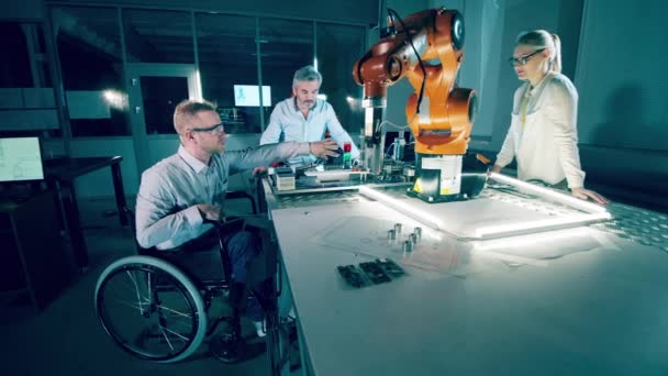 Inżynier Wózku Inwalidzkim Specjalistami Technologii Prowadzi Badania Nad Robotyką — Wideo stockowe