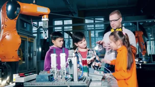 Roboterlabor Mit Kindern Und Einem Lehrer Technik Schulpädagogik — Stockvideo