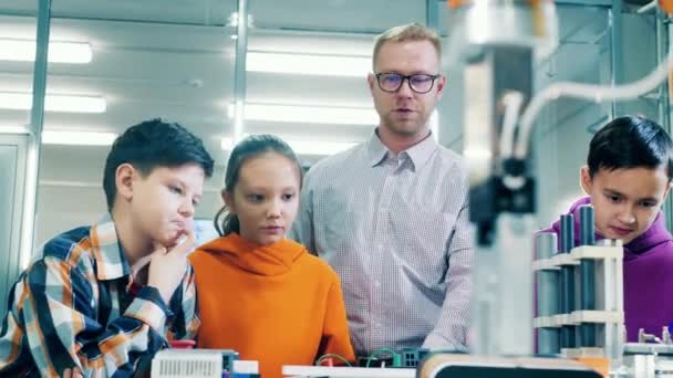 Teknoloji Okul Eğitimi Konsepti Bir Grup Çocuk Robot Bilimi Okuyor — Stok video