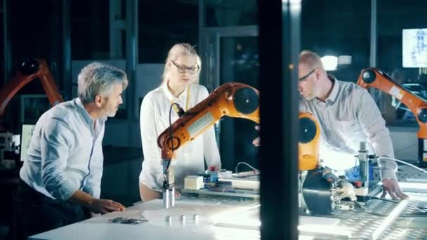Industrimaskiner Täcker Glasfiber Med Lim — Stockvideo