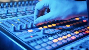 Elektronik ses karıştırıcı bir uzman tarafından yönetiliyor. 4K