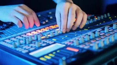 Stüdyo yapımcısı elektronik ses mikserini yönetiyor. 4K