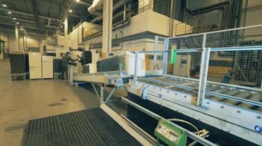 Atılmış buzdolabı taşıyıcıya yükleniyor. 4K