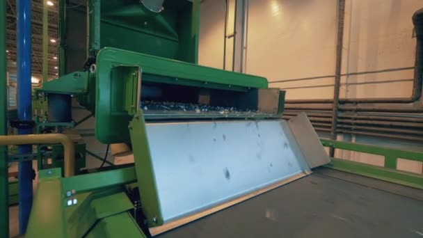 Mesin Conveyor Dengan Potongan Plastik Retak — Stok Video