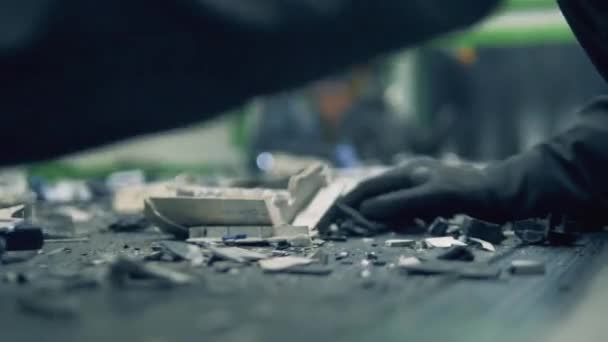Escombros Electrónicos Están Organizando Mientras Mueve Largo Correa — Vídeos de Stock