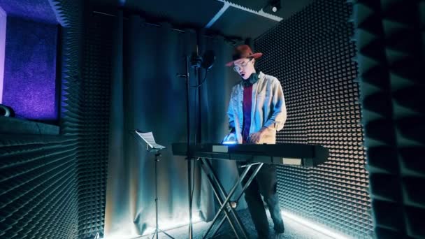 Piyanist Stüdyoda Kayıt Yaptırıyor — Stok video