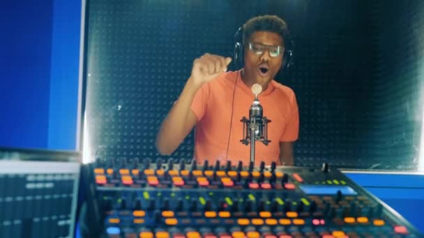 Tânăr African Cântă Studioul Profesionist — Videoclip de stoc