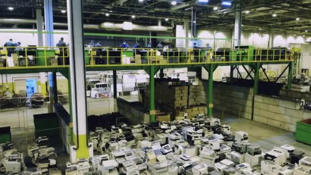Hulladéklerakó Helyiségek Kidobott Irodagépekkel Dolgozókkal — Stock videók
