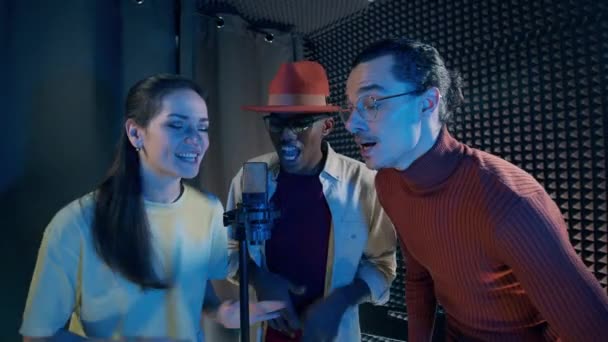 Groupe Artistes Chante Ensemble Fait Enregistrer — Video