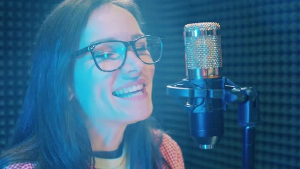 Prachtige Vrouw Zingt Een Professionele Microfoon — Stockvideo