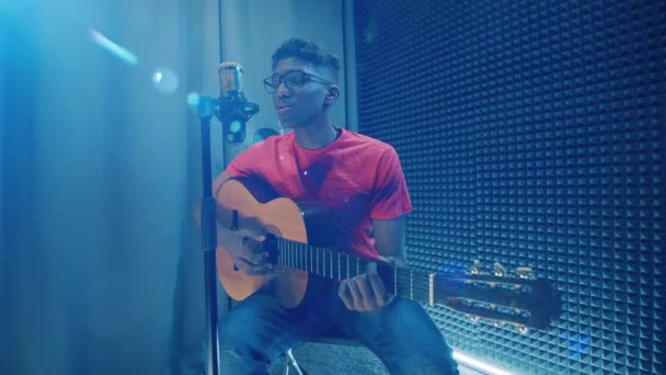 Fiatal Afrikai Zenész Gitározik Stúdió Felvétel Alatt — Stock videók