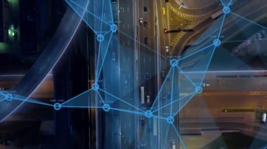 Hava görüşü: Geleceğin otomatik otomatik elektrikli otomobilleri ile HUD elemanları yoğun bir trafik kavşağı boyunca hareket ediyor. Konsept: Yapay Zeka, Araç Taraması, GPS İzleme, Akıllı Yollar, IOT.