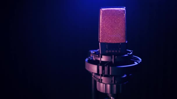 Studiomikrofon Neonljus Mikrofon Musik Ljud Skiva Mikrofon Högkvalitativ Film — Stockvideo