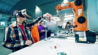Bir çocuk sanal gerçeklik yoluyla bir robotik cihazı yönetiyor. 4K