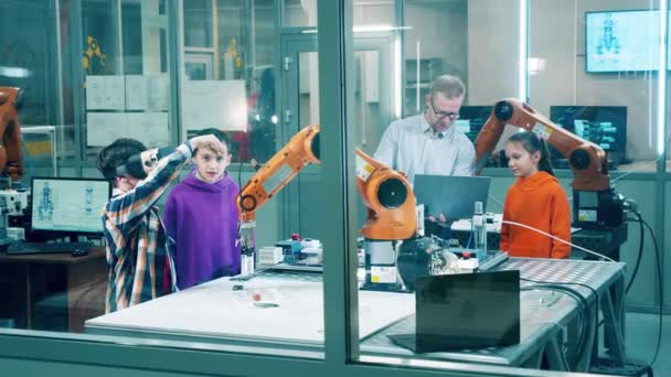 Bir Grup Çocuk Robotları Yönetmek Için Kullanıyor — Stok video