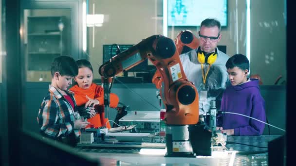 Crianças Estão Estudando Robôs Sob Supervisão Professores — Vídeo de Stock