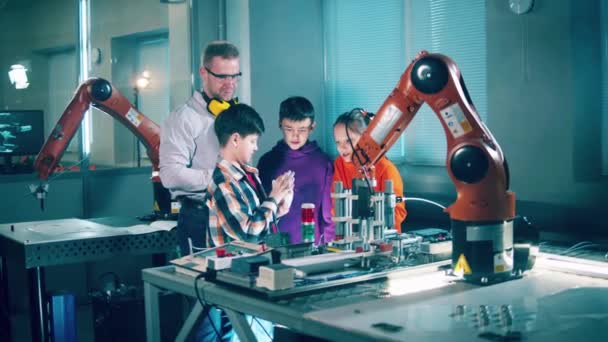 Kids Instructor Observing Robotic Devices — Stock Video