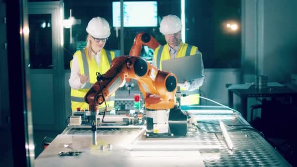 Engenheiros Robótica Estão Observando Braço Robótico Movimento — Vídeo de Stock