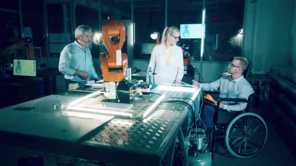 Laboratorio Robotica Con Tecnico Disabile Suoi Colleghi — Video Stock