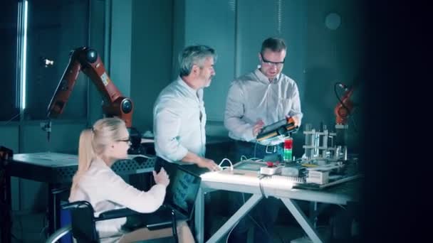 Τεχνικός Ειδικές Ανάγκες Και Συνεργάτες Της Μελετούν Ρομπότ — Αρχείο Βίντεο
