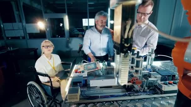 Laboratoriossa Työskentelee Joukko Robottiteknikoita — kuvapankkivideo